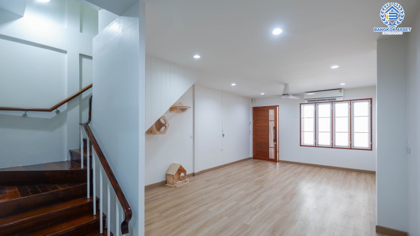 *****ทาวน์เฮ้าส์มือสองย่านกรุงเทพฯ ม.กรุงเทพ-นนทบุรี ซอยกรุงเทพ-นนทบุรี39 เนื้อที่ 17.30 ตร.ว. ฟังก์ชัน 2 ห้องนอน 2 ห้องน้ำ ที่จอดรถ 1 คัน บ้านสวยตกแต่งสไตล์ minimalism สวยงาม พร้อมเข้าอยู่ ทำเลแห่งการเดินทาง ใกล้รถไฟฟ้าสายสีม่วง "วงศ์สว่าง" เชื่อมต่อถนนวงศ์สว่าง ถนนรัชดาภิเษก ถนนประชาชื่น ฯลฯ จองได้แล้ววันนี้!